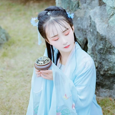 淡藍(lán)清晰帶團(tuán)扇女生頭像，唯美古風(fēng)真人頭像