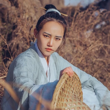 逍遙江湖帶兵器女生頭像，唯美古風(fēng)真人頭像