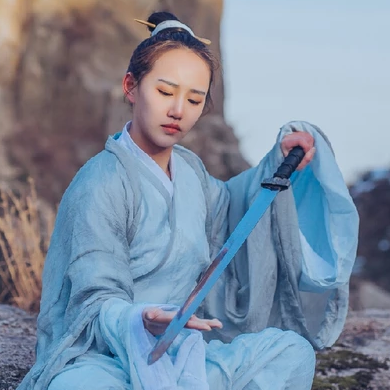 逍遙江湖帶兵器女生頭像，唯美古風(fēng)真人頭像