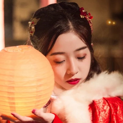 月色下放蓮花女生頭像，唯美古風(fēng)真人頭像