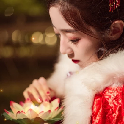 月色下放蓮花女生頭像，唯美古風(fēng)真人頭像