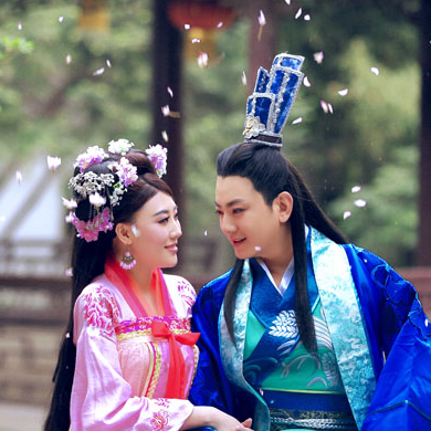 桃花飛舞甜蜜情侶頭像，唯美古風真人頭像