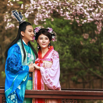 桃花飛舞甜蜜情侶頭像，唯美古風真人頭像