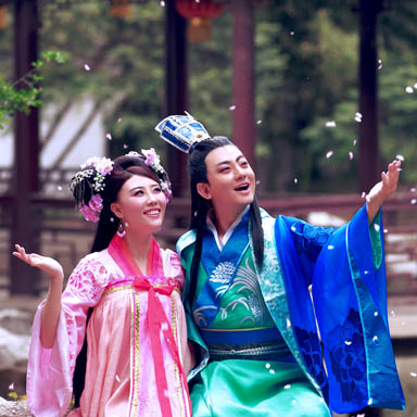 桃花飛舞甜蜜情侶頭像，唯美古風真人頭像