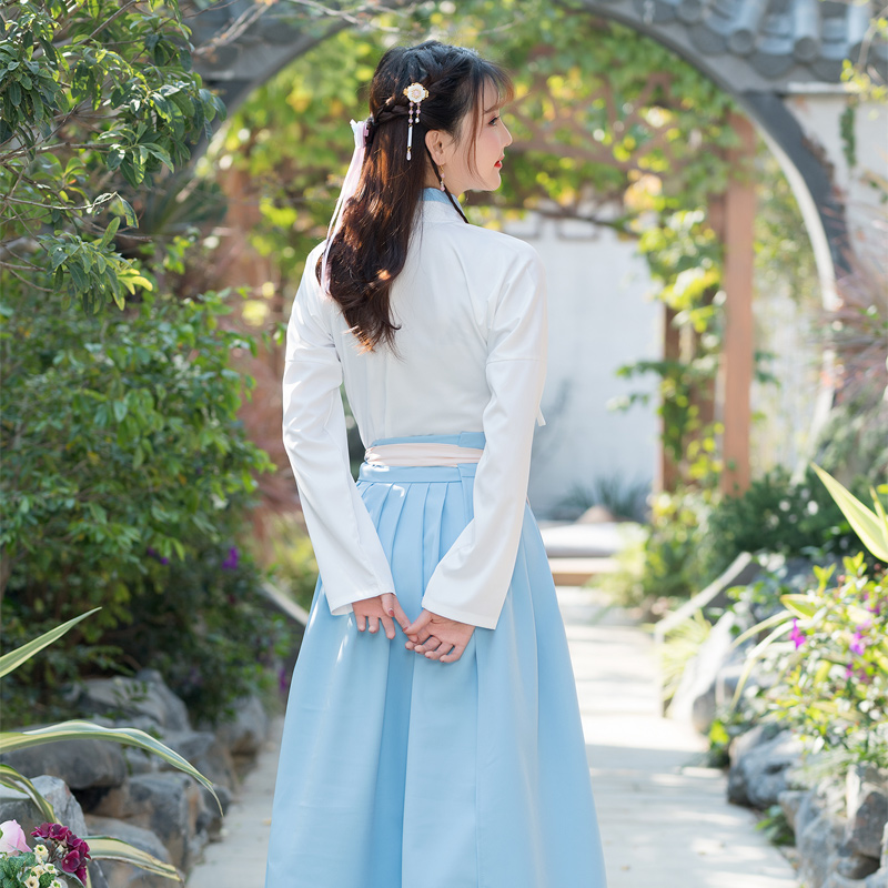藍白古裝繡花漢服，改良漢服斜交齊腰襦裙
