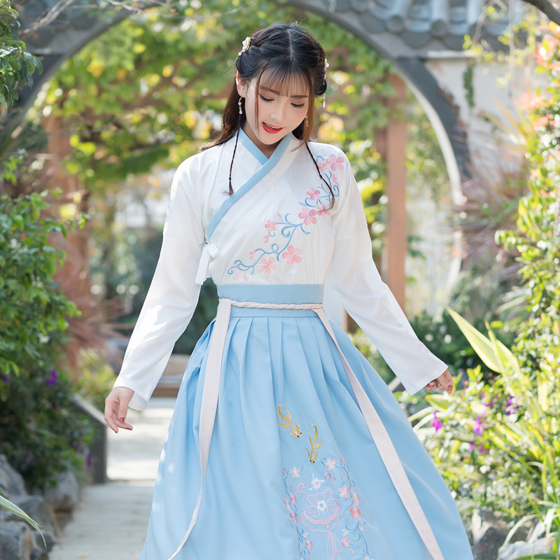 藍白古裝繡花漢服，改良漢服斜交齊腰襦裙