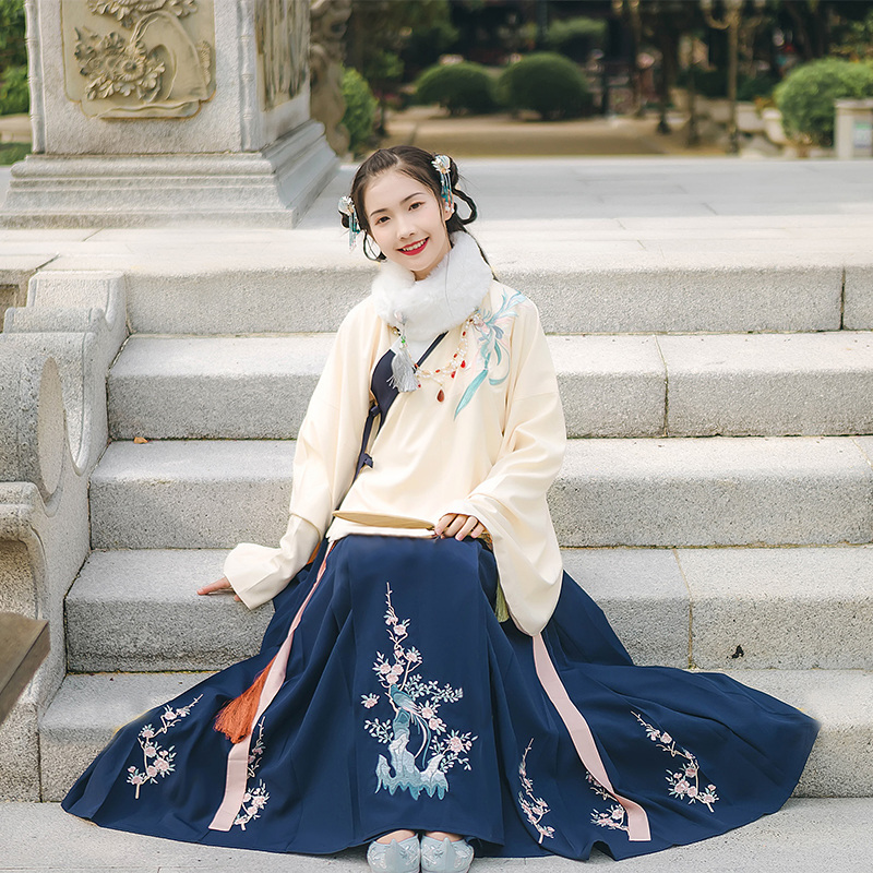 寒梅山石靈鳥繡花漢服，藏藍色傳統(tǒng)漢服