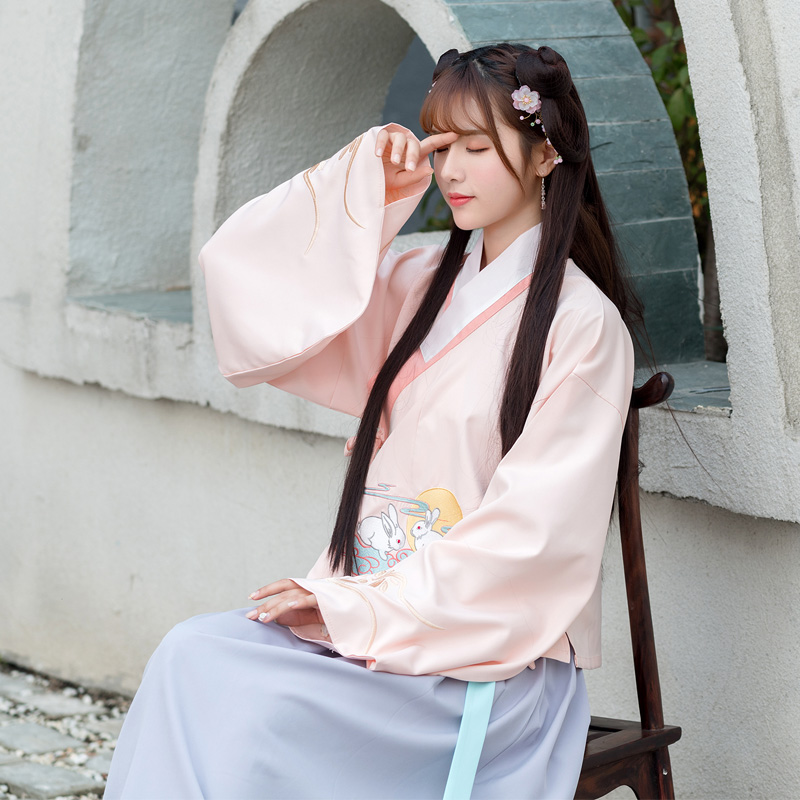 玉兔圖案傳統(tǒng)漢服，改良交領(lǐng)襖裙襦裙?jié)h服