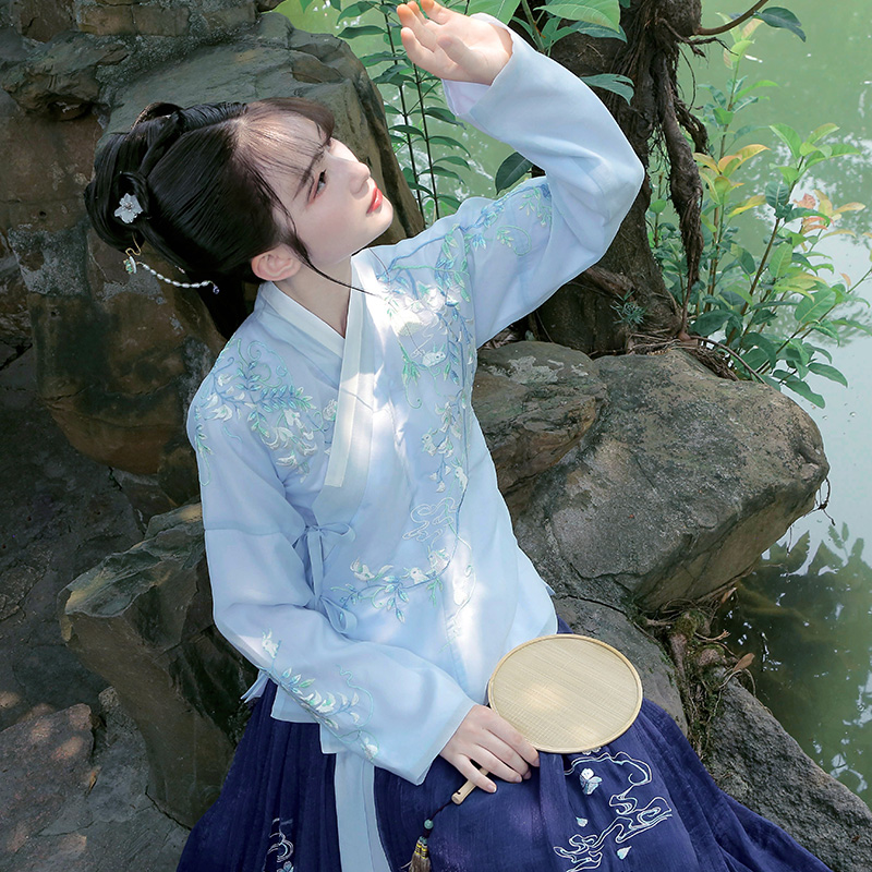 卿辭刺繡藍(lán)色典雅漢服，清新交領(lǐng)襦裙?jié)h服