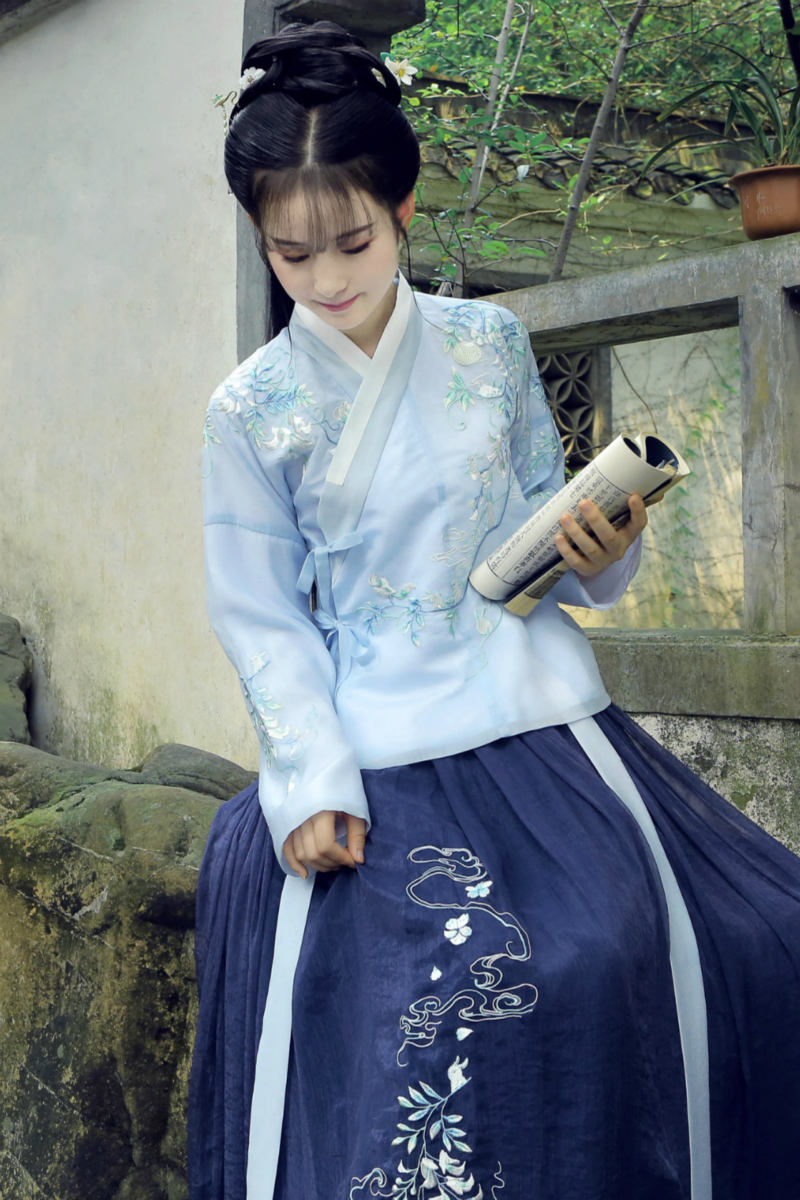 卿辭刺繡藍(lán)色典雅漢服，清新交領(lǐng)襦裙?jié)h服