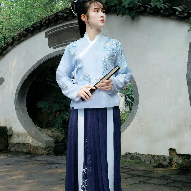 卿辭刺繡藍(lán)色典雅漢服，清新交領(lǐng)襦裙?jié)h服