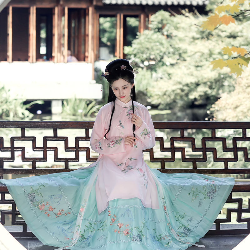 詩(shī)意韻味襦裙?jié)h服，淡雅刺繡立領(lǐng)古風(fēng)漢服