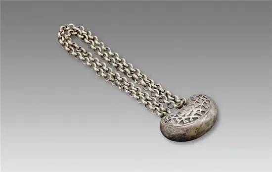 古老的美好祝福飾品：巧奪天工的長(zhǎng)命鎖