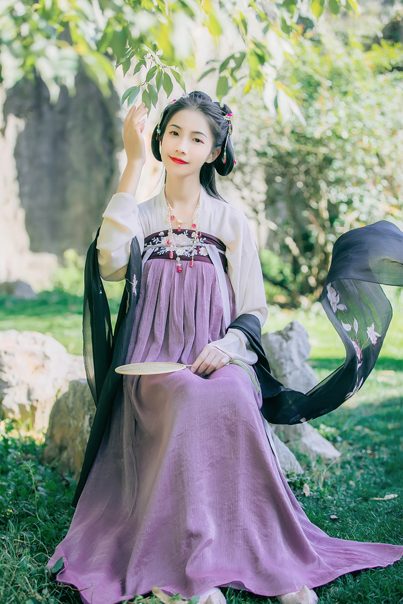 靈動(dòng)紫色齊胸襦裙?jié)h服，淡雅花朵刺繡漢服圖片