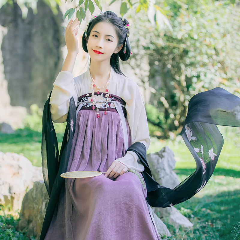 靈動(dòng)紫色齊胸襦裙?jié)h服，淡雅花朵刺繡漢服圖片