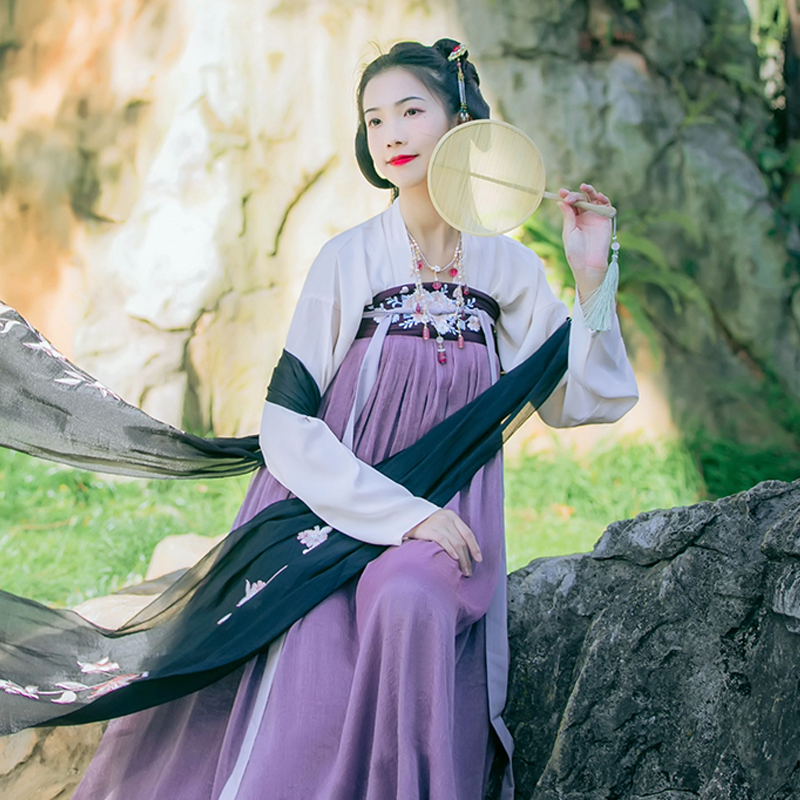 靈動(dòng)紫色齊胸襦裙?jié)h服，淡雅花朵刺繡漢服圖片