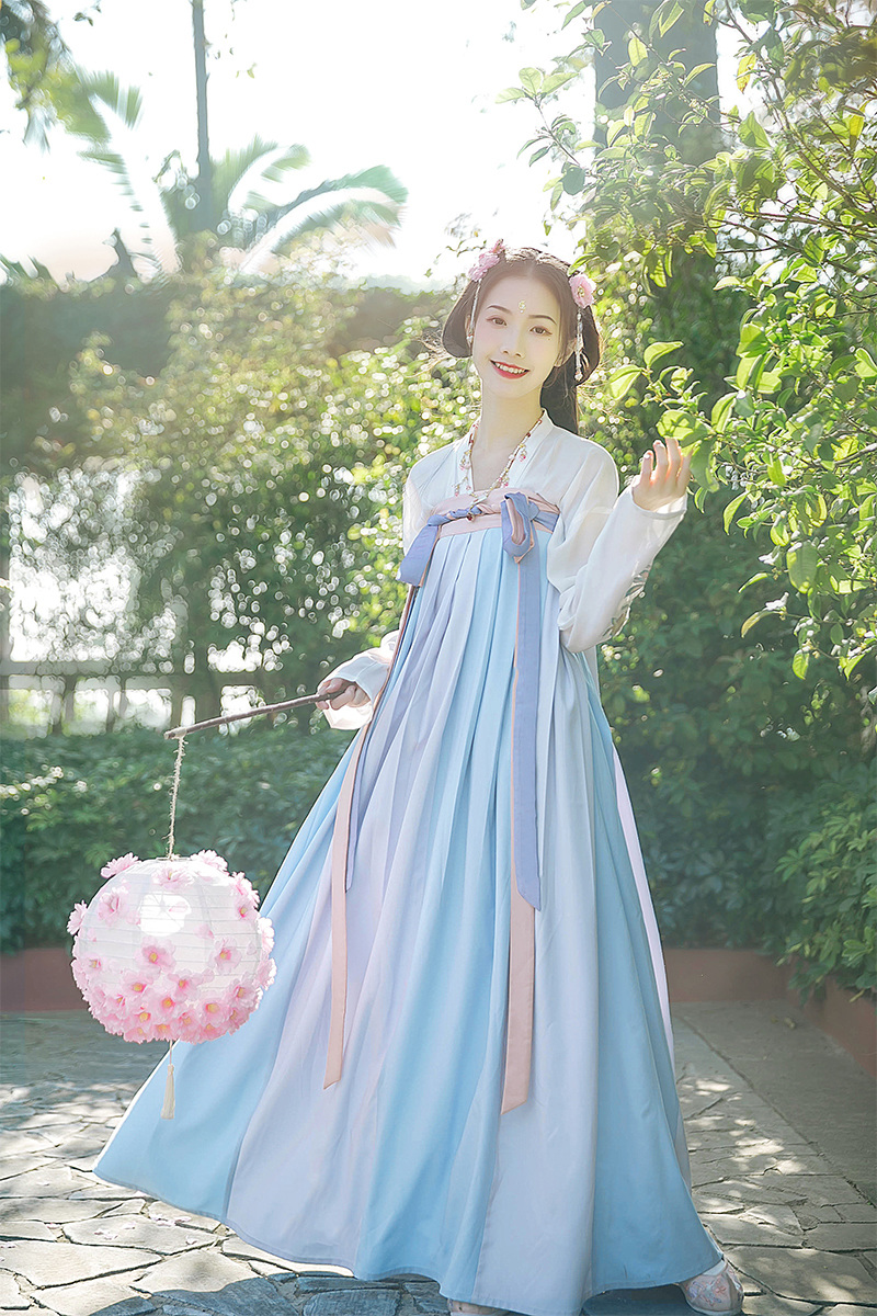 杏花林齊胸襦裙?jié)h服，清新配色花朵漢服圖片