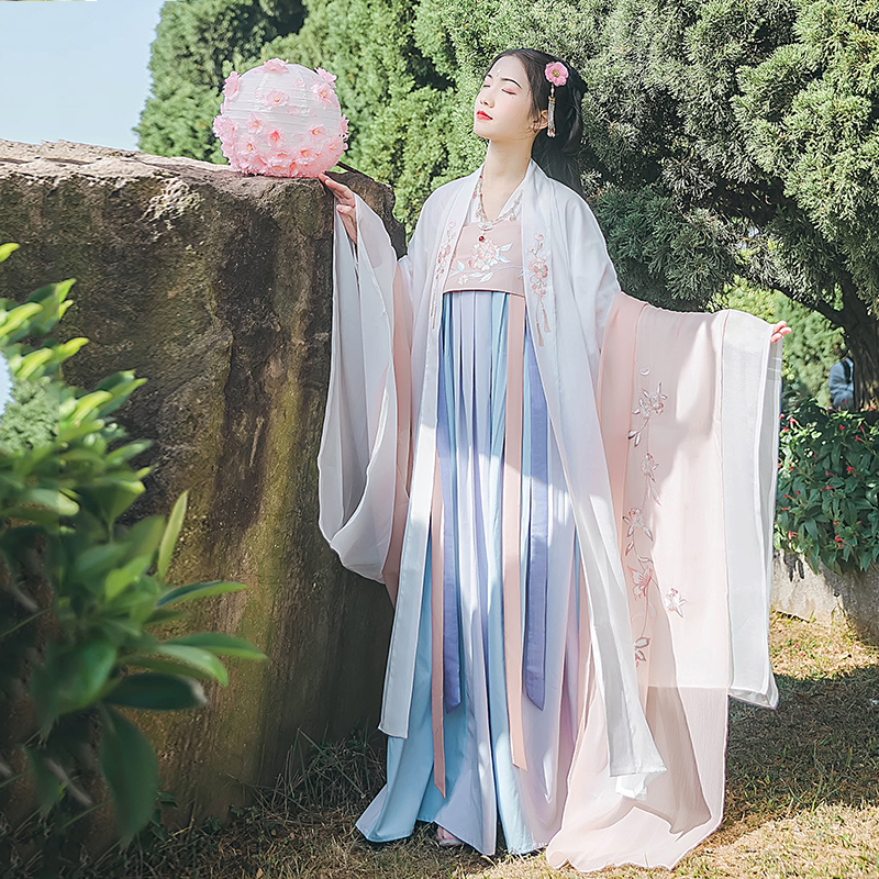 杏花林齊胸襦裙?jié)h服，清新配色花朵漢服圖片