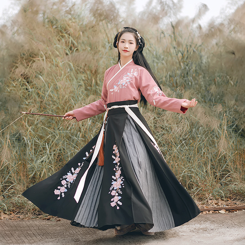 花團(tuán)錦簇交領(lǐng)襦裙?jié)h服，褶裙團(tuán)花刺繡漢服圖片