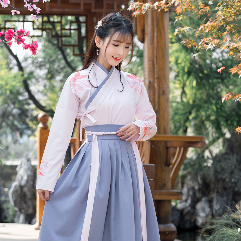 日常改良交領(lǐng)刺繡漢服，優(yōu)雅民族風(fēng)漢服圖片