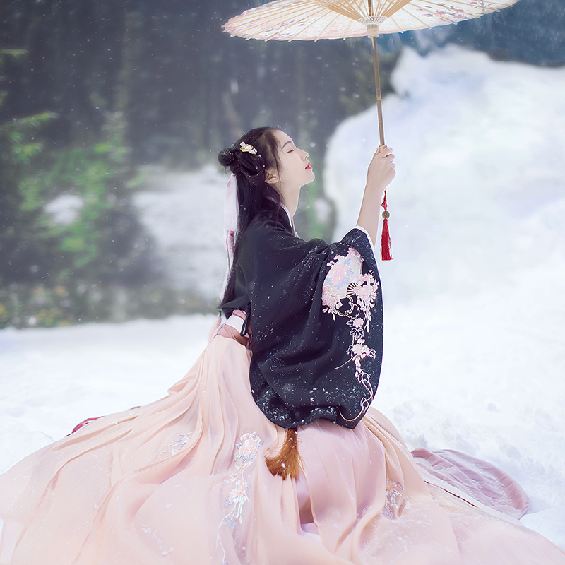 折扇刺繡大袖交領(lǐng)襦裙?jié)h服，端莊牡丹繡花漢服