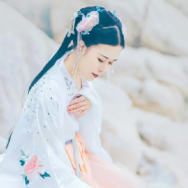 朦朧仙緣女生頭像，唯美古風(fēng)真人頭像