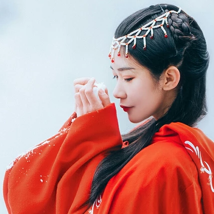 優(yōu)雅紅衣白雪女生頭像，唯美古風(fēng)真人頭像