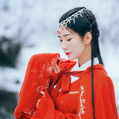 優(yōu)雅紅衣白雪女生頭像，唯美古風(fēng)真人頭像