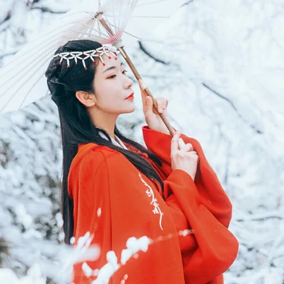 優(yōu)雅紅衣白雪女生頭像，唯美古風(fēng)真人頭像