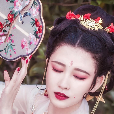 嬌艷朱紅女生頭像，唯美古風(fēng)真人頭像