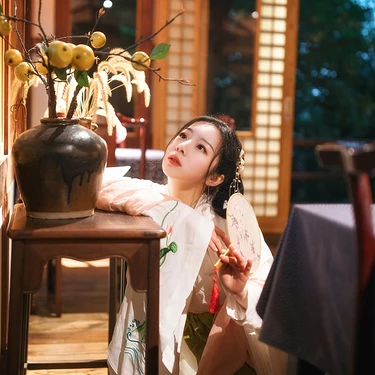 淡雅韻味帶傘女生頭像，唯美古風(fēng)真人頭像