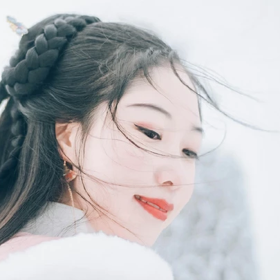 白雪紛飛女生頭像，唯美古風真人頭像