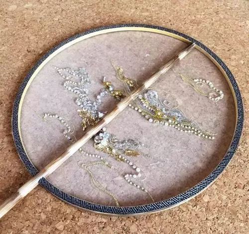 一把中國(guó)團(tuán)扇：輕羅小扇撲流螢