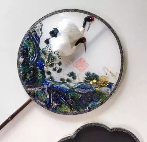 一把中國(guó)團(tuán)扇：輕羅小扇撲流螢