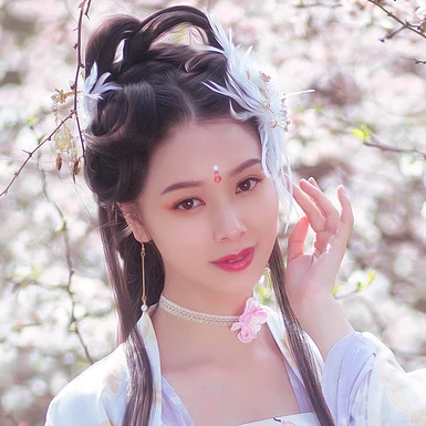 粉色桃花拂面帶團(tuán)扇女生頭像，唯美古風(fēng)真人頭