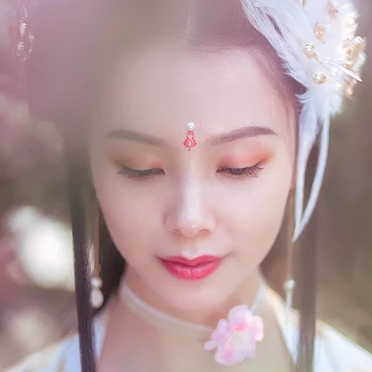 粉色桃花拂面帶團(tuán)扇女生頭像，唯美古風(fēng)真人頭