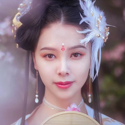 粉色桃花拂面帶團(tuán)扇女生頭像，唯美古風(fēng)真人頭