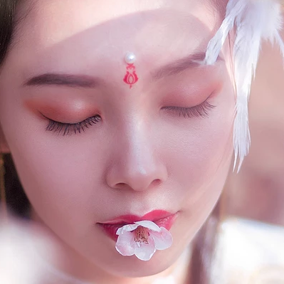 粉色桃花拂面帶團(tuán)扇女生頭像，唯美古風(fēng)真人頭