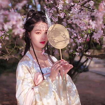 粉色桃花拂面帶團(tuán)扇女生頭像，唯美古風(fēng)真人頭