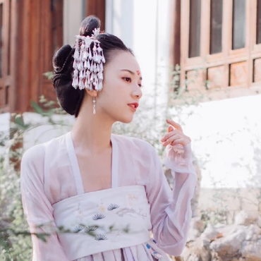 淡雅紅妝帶團(tuán)扇女生頭像，唯美古風(fēng)真人頭像