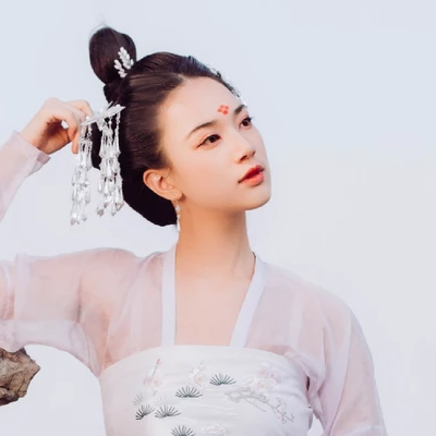 淡雅紅妝帶團(tuán)扇女生頭像，唯美古風(fēng)真人頭像