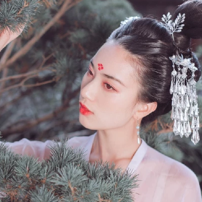 淡雅紅妝帶團(tuán)扇女生頭像，唯美古風(fēng)真人頭像