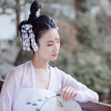 淡雅紅妝帶團(tuán)扇女生頭像，唯美古風(fēng)真人頭像