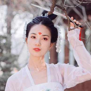 淡雅紅妝帶團(tuán)扇女生頭像，唯美古風(fēng)真人頭像