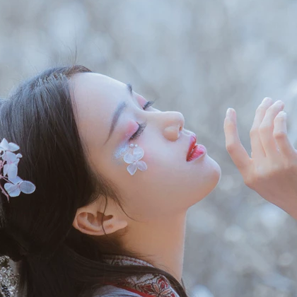 花落傷感喝酒女生頭像，唯美古風(fēng)真人頭像