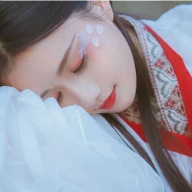 花落傷感喝酒女生頭像，唯美古風(fēng)真人頭像