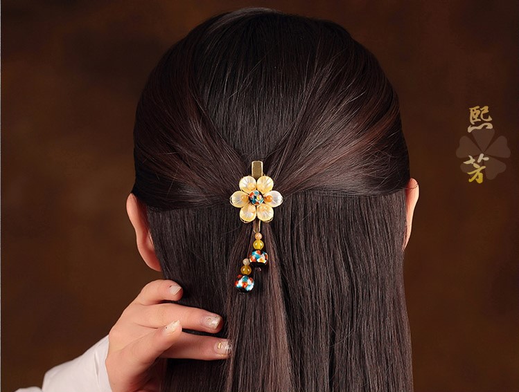 陽(yáng)光花朵發(fā)夾，清新淡黃花頭飾