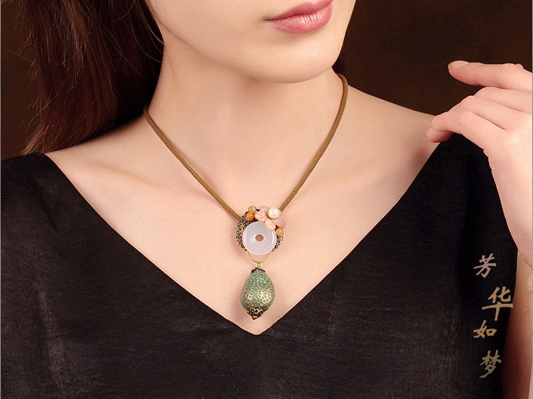 芳華如夢(mèng)項(xiàng)鏈，別致典雅項(xiàng)鏈?zhǔn)罪? src="/wenxue/d/file/bigpic/190404/04/13-1P321131937.jpg" / data-wmpF="d0N7XK"><br / data-KrSQ="bPO2YW">
	<img alt=