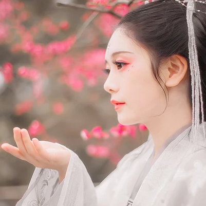 滿溢花香文藝女生頭像，唯美古風真人頭像