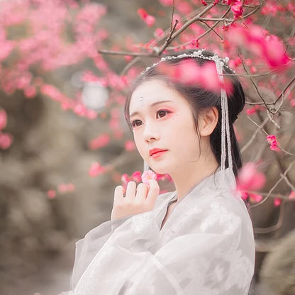 滿溢花香文藝女生頭像，唯美古風真人頭像